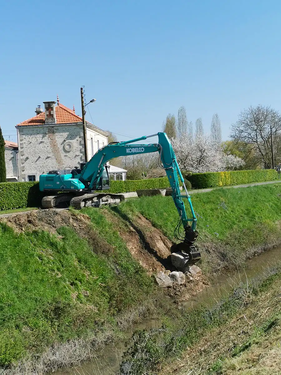 Renforcement de berges à Champagné les Marais par CEPM, travaux publics
