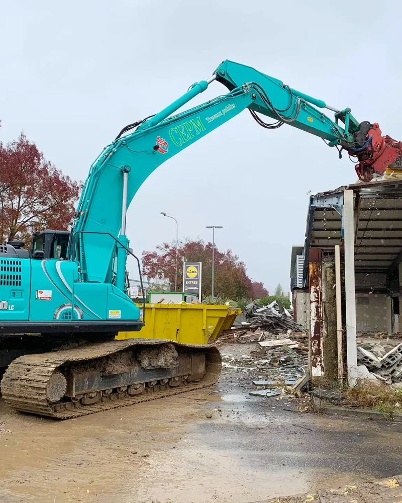 Démolition de bâtiments à Champagné les Marais par CEPM, travaux publics