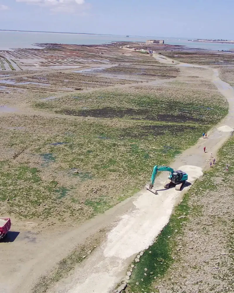 Entretien de bassins et de parcs ostréicoles à Champagné les Marais par CEPM, travaux publics