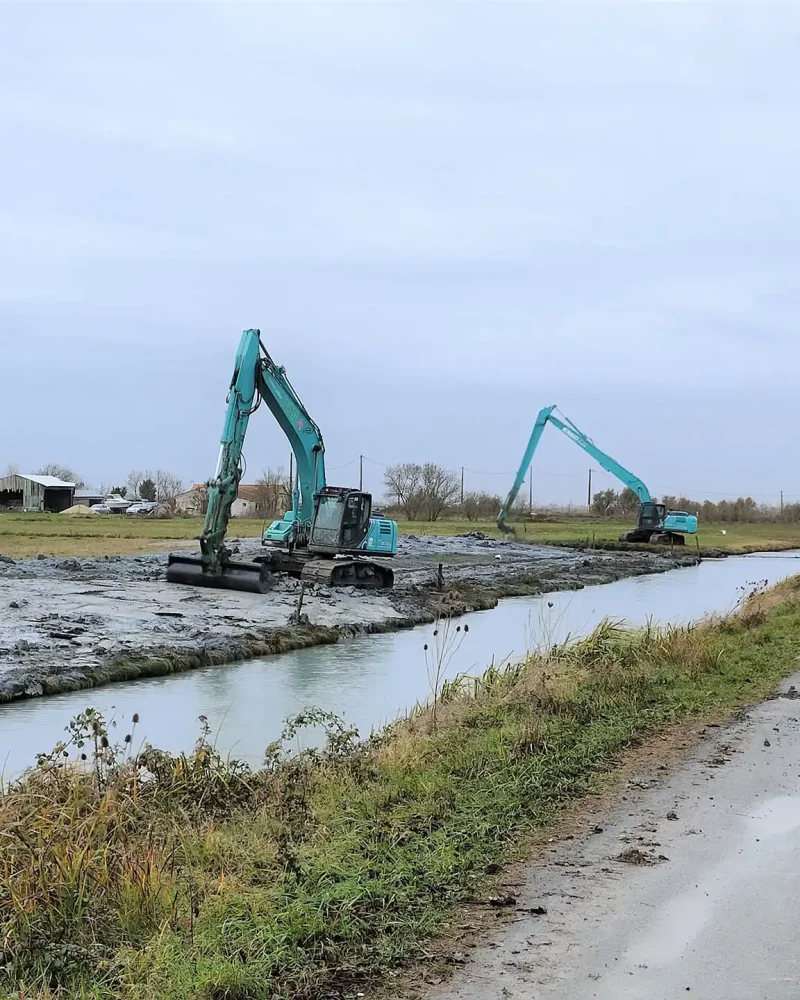 Curage de fossés à Champagné les Marais par CEPM, travaux publics
