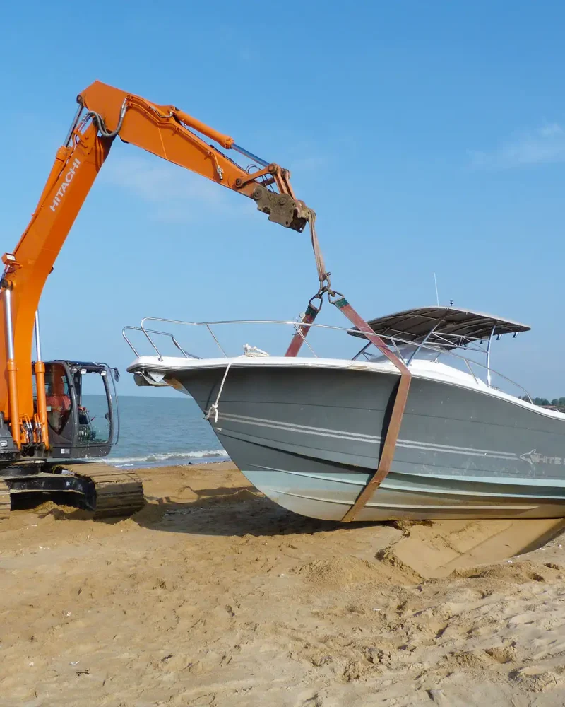 Démolition de bateaux à Champagné les Marais par CEPM, travaux publics